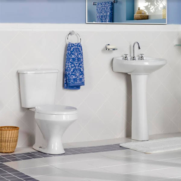 Kit vaso sanitário: banheiro com vaso sanitário de caixa acoplada Ravena Branco Deca