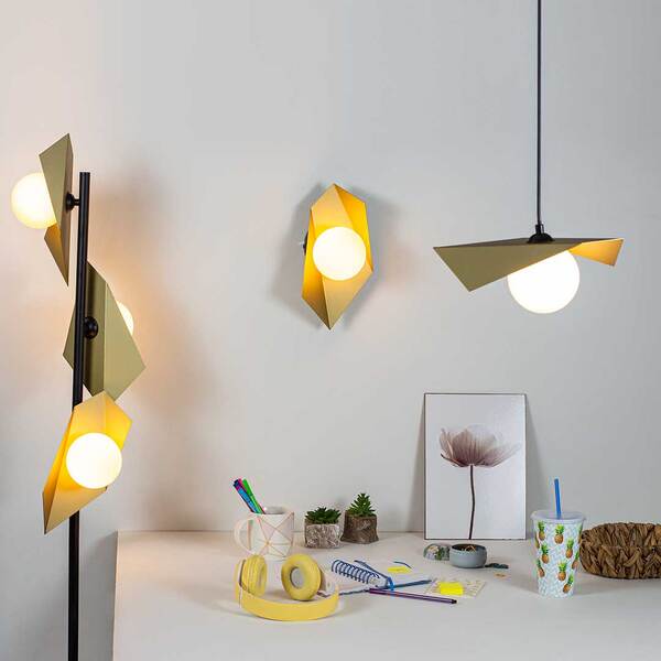Lustre e Luminária: Luminária de Chão LED ao lado de mesa