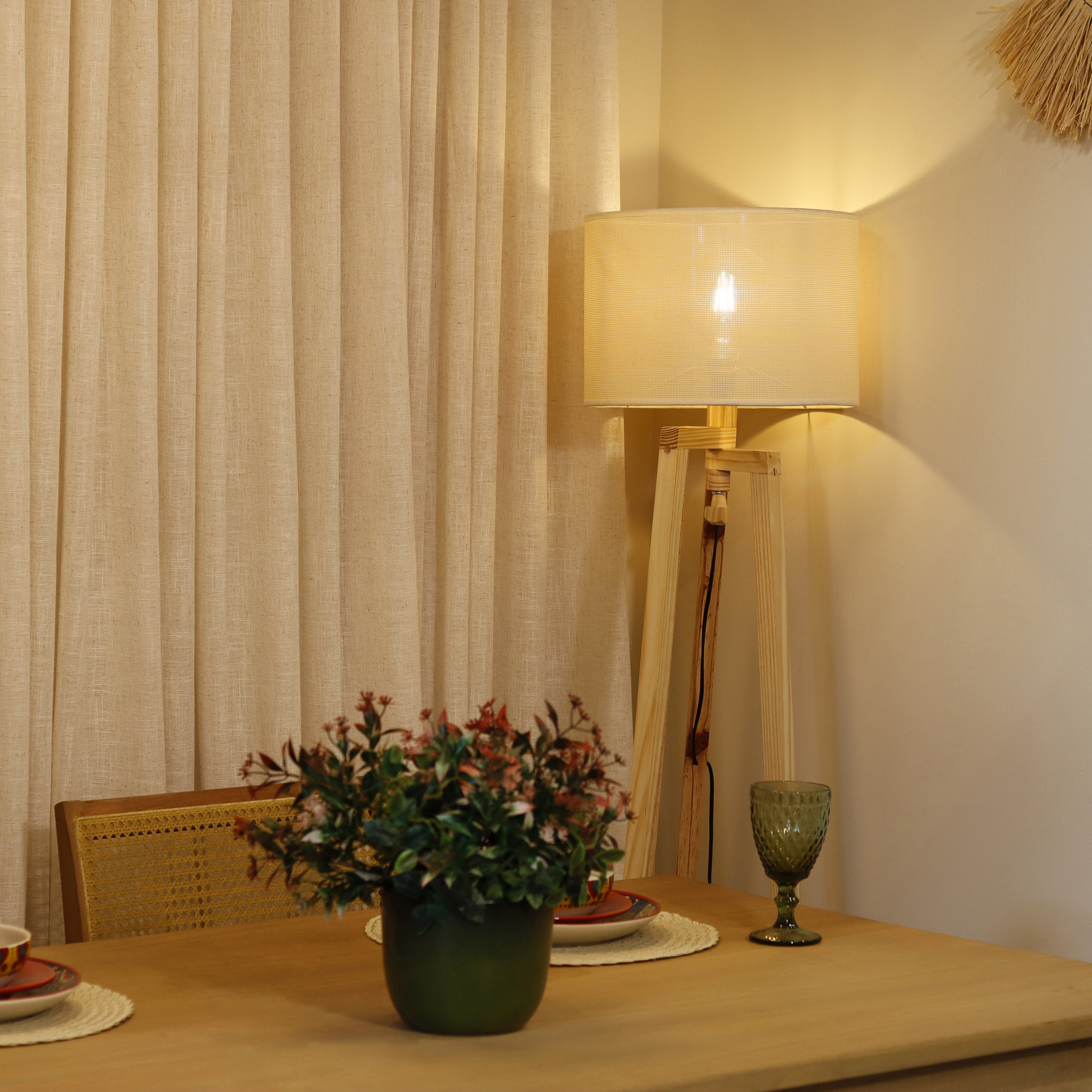 iluminação para sala de estar: Luminária de Chão Cru Natural Nina 1,45m Lamps em sala de jantar