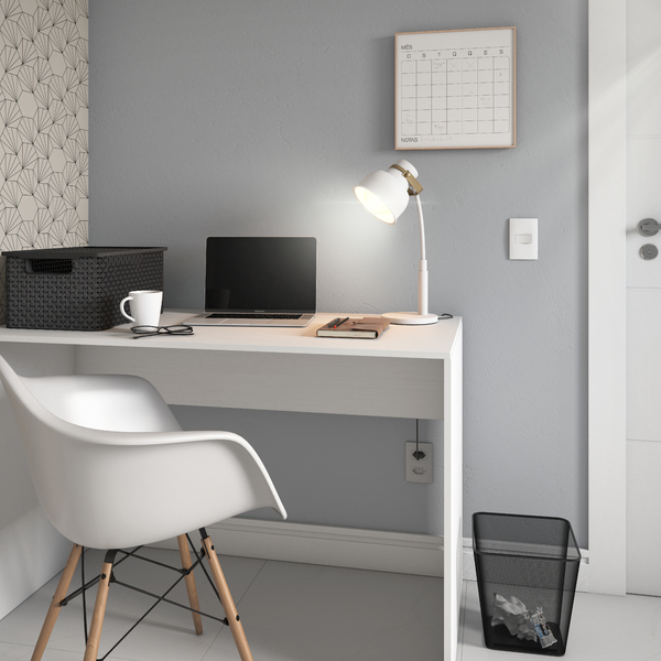 Luminária de mesa branca e dourada Abu Inspire em escritório