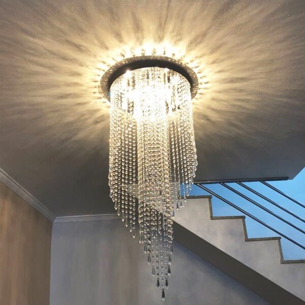 Lustre e Luminária: Lustre Cristal 4 Lâmpadas ligado próximo a escada