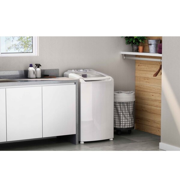 como limpar máquina de lavar: máquina electrolux branca