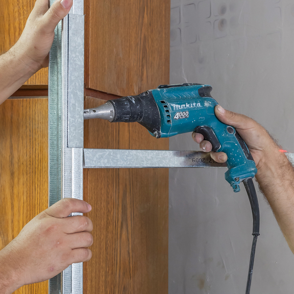 Parafusadeira e furadeira profissional: Parafusadeira Makita com Porta-Bit Phillips FS4000 sendo utilizada em estruitura metálica