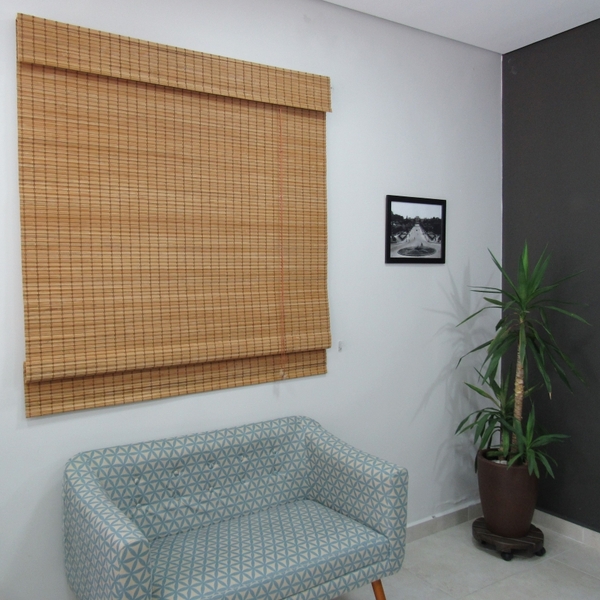 Persiana Romana Bambu em sala de espera