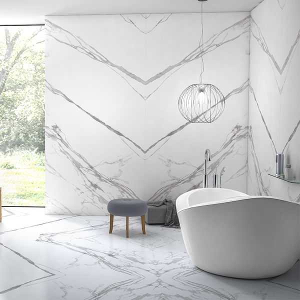 Porcelanato na parede banheiro: banheiro com banheira revestido em Porcelanato Marmo Branco Eliane