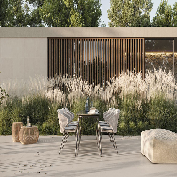 Paredes com porcelanato: jardim e área externa revestida em Porcelanato Externo Acetinado Distrito Sbe Portinari