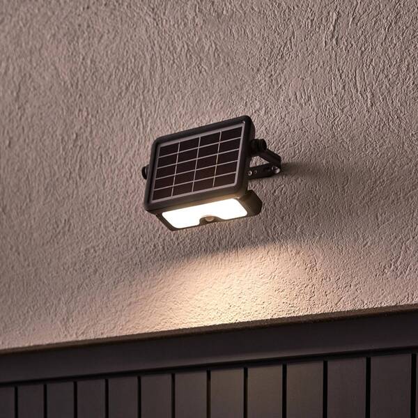 refletor com placa solar: luminária solar led luz neutra ip44