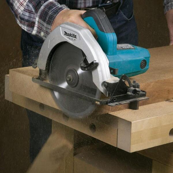 Serra Circular Makita 7-¼ em madeira