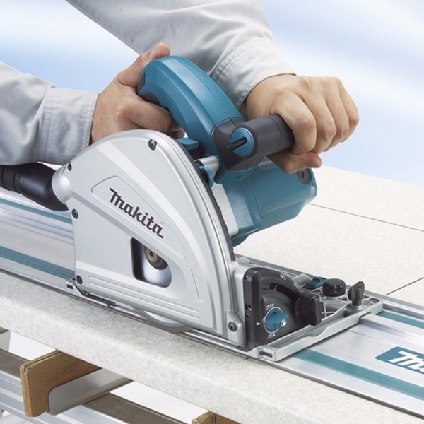 Serra Circular Makita 1300W sendo utilizado