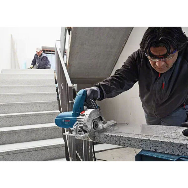 Serra Marmore Bosch: Serra Mármore Titan GDC 151 sendo utilizada em obra
