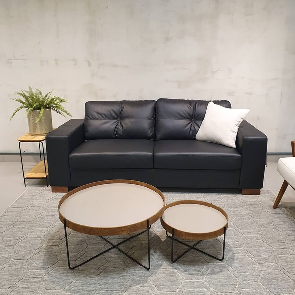 Sofá estilo industrial: sala com Sofá Preto 4 Lugares Irimar