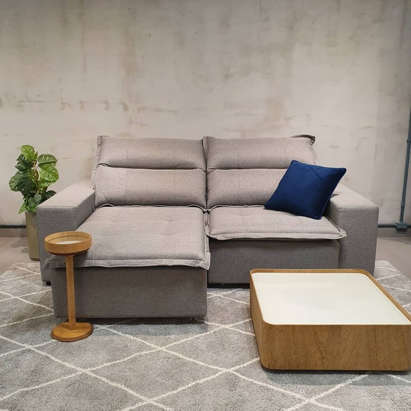 Sofá estilo industrial: sala com Sofá de Linho Irimar