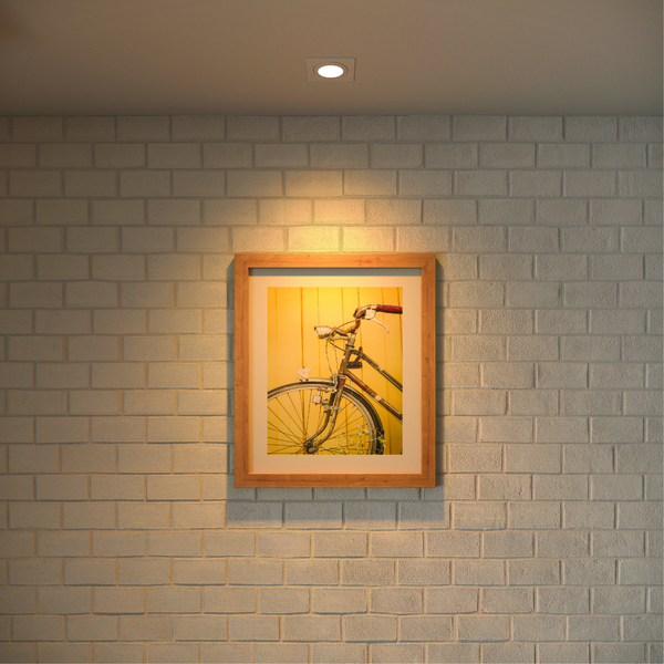 Iluminação para quarto: Spot quadrado com luz amarela iluminando quadro