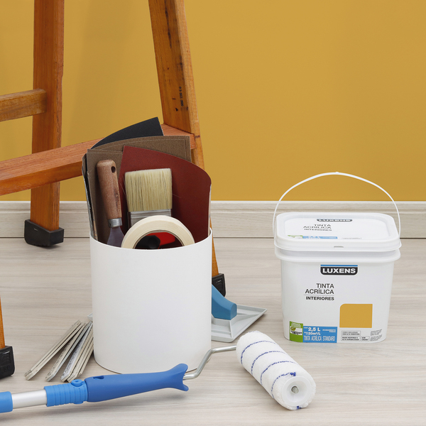 Tintas que preservam o meio ambiente: Tinta Acrílica Grão de Mostarda e acessórios de pintura em sala com parede pintada