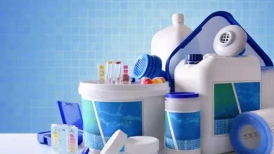 Vários produtos químicos e manuais utilizados para limpar piscina.