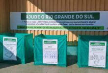 Caixas verdes de arrecadação de doações para o Rio Grande do Sul, com uma faixa acima falando sobre a campanha de arrecadação feita pela Leroy Merlin.