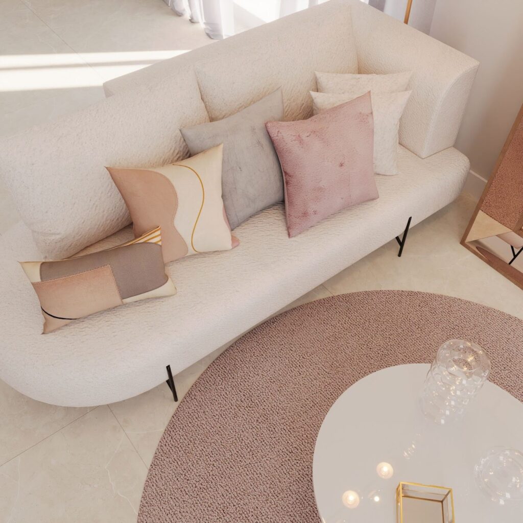 Sofá branco com almofadas nas tonalidades rosa, cinza e branco.