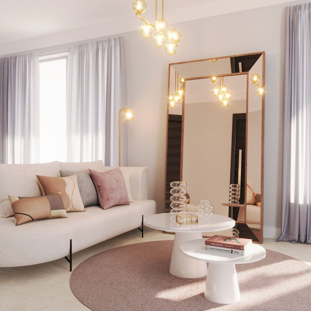 Sala com sofá e mesas de centro brancos, espelho grande ao fundo e cortinas claras, com almofadas e acessórios no estilo glamour.