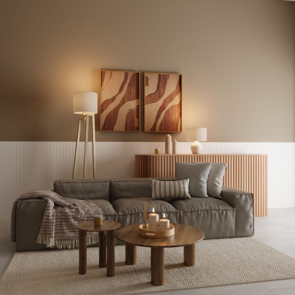 Sala com sofá cinza, mesa de centro de madeira, quadros, almofadase enfeites no estilo natural.