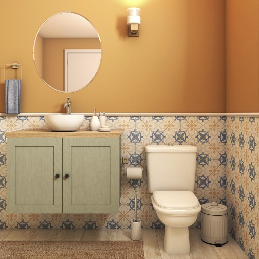 Imagem de um bloco banheiro cuja parede é parcialmente coberta por um revestimento de porcelanato com estampa azul e marrom.