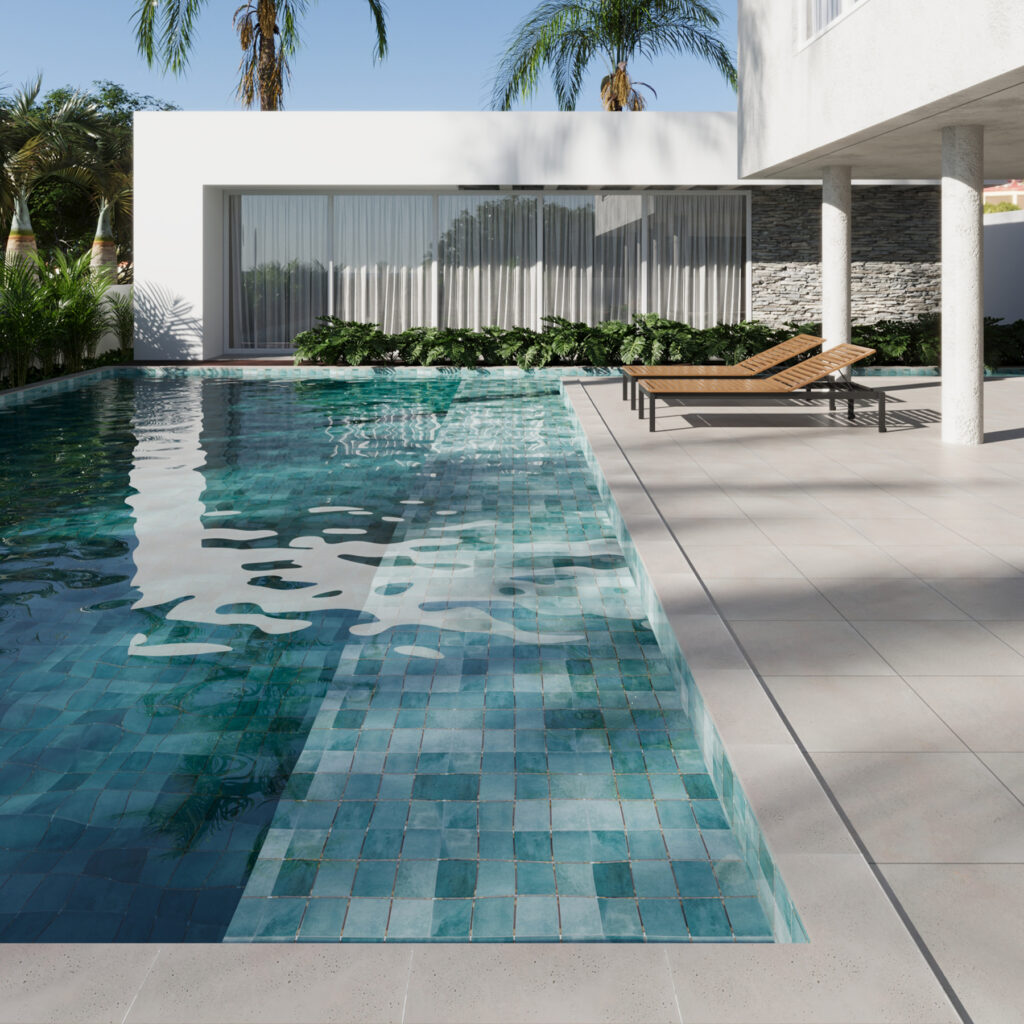 Imagem de uma área externa contendo uma piscina e um revestimento externo de cimento na em sua borda.