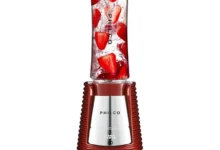 Liquidificador Fit Retrô Philco Blender Vermelho com água e morando em fundo branco.