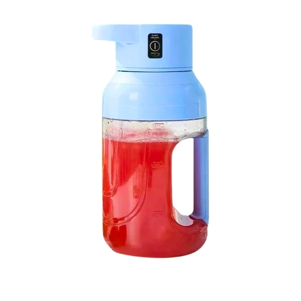 Mini Liquidificador Portátil com alça azul, contendo líquido vermelho dentro dele e fundo branco.