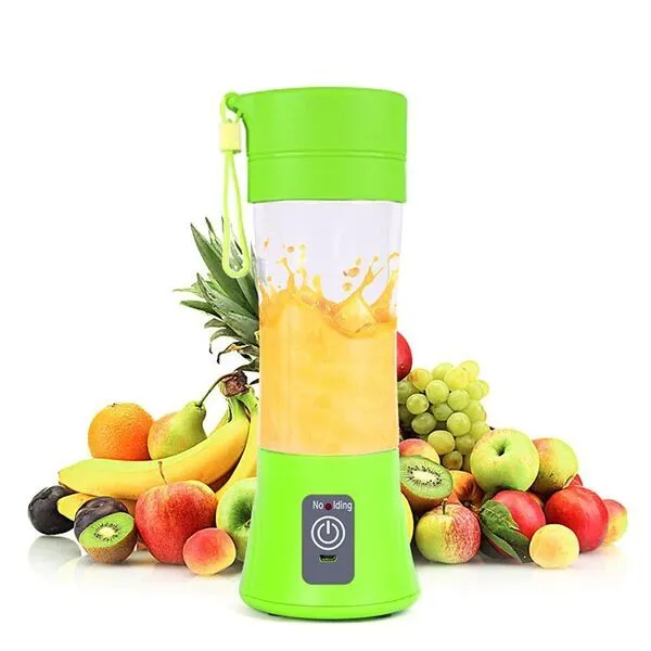 Mini Liquidificador Squeeze Usb Verde com uma diversidade de frutas ao fundo.