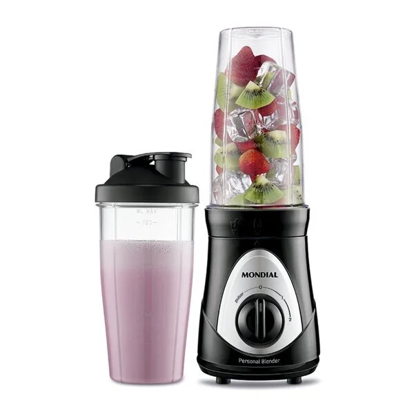 Pratic Shake Mondial Personal Blender com morango, kiwi e gelo, ao lado de copo líquido rosa, em fundo branco.