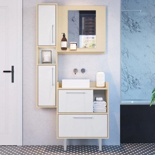 Banheiro com conjunto de gabinete e espelheira nas cores branco e bege