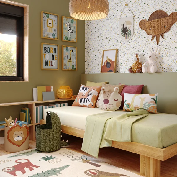 Quarto infantil com decoração contendo estampas de animais, tendo principalmente elementos verdes.