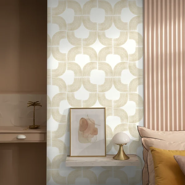 Parede com papel de parede dourado e branco com prateleira com abajur e quadro em estilo glamour.