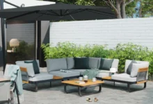 Área externa com conjunto para jardim com sofá e mesa de centro 5 lugares cinza com detalhes em alumínio.