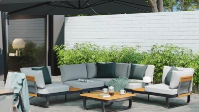 Área externa com conjunto para jardim com sofá e mesa de centro 5 lugares cinza com detalhes em alumínio.