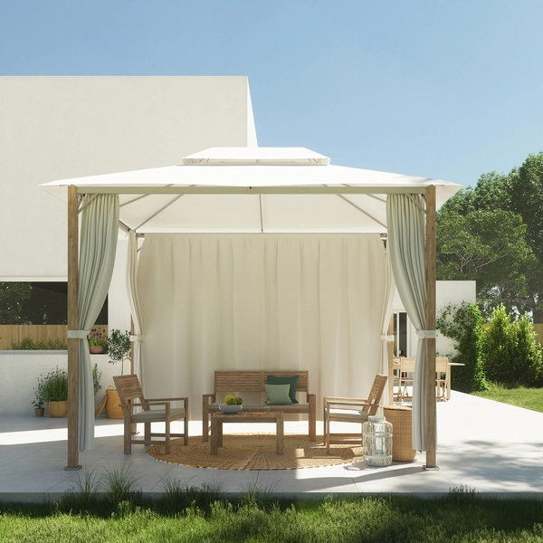 Área externa com gazebo com Cortina Branco e sofás com mesa de centro em seu interior.