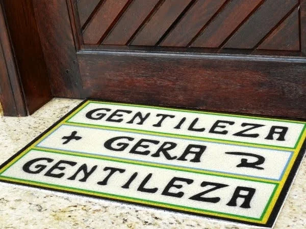 Tapete quadrado com os dizeres “Gentileza gera gentileza”.