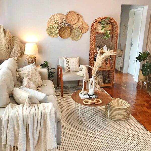 Sala de estar decorada com elementos decorativos do estilo boho.