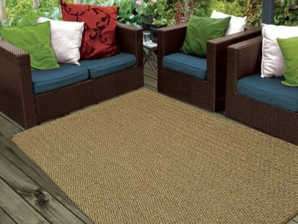Tapete de sisal retangular posicionado em uma área externa.