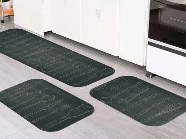 Kit com três tapetes de cozinha de cor esverdeada e com estampa de utensílios de cozinha.