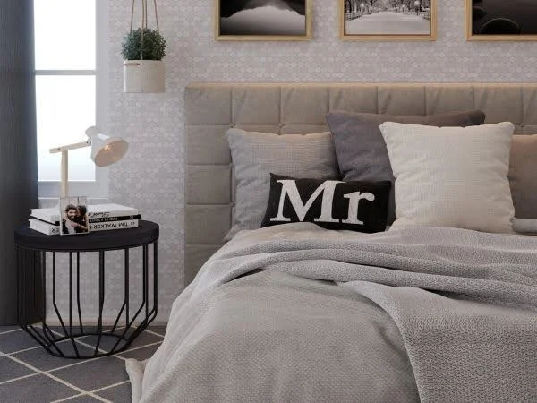 Cama com elementos cinzas posicionada em um quarto decorado.